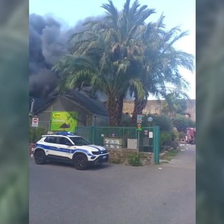 Maxi incendio al Tuscolano, evacuate case vicine a serbatoio Gpl interrato
