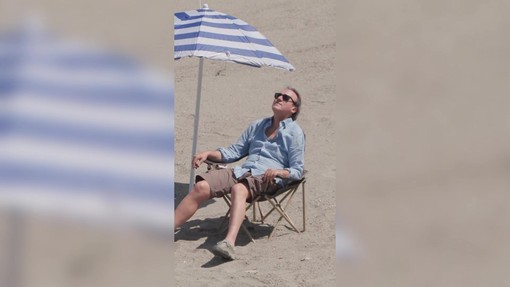 Angelo Bonelli in spiaggia con l'ombrellone...ma è il Po in secca