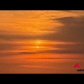 Lo spettacolo dell'eclissi visto dalla spiaggia, sole oscurato dalla luna al tramonto Lo spettacolo dell'eclissi visto dalla spiaggia, sole oscurato dalla luna al tramonto