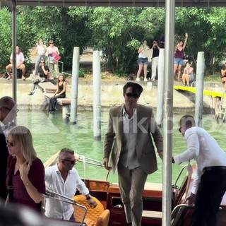 Venezia 83, bagno di folla per Robert Pattinson: l'arrivo al Lido per 'Primetime'