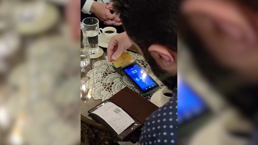 Siria, il presidente paga un caffè con carta Visa per festeggiare la fine delle sanzioni Siria, il presidente paga un caffè con carta Visa per festeggiare la fine delle sanzioni