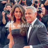 Clooney show sul red carpet di Venezia 83, si siede tra i fotografi e manda i visibilio i fan Clooney show sul red carpet di Venezia 83, si siede tra i fotografi e manda i visibilio i fan