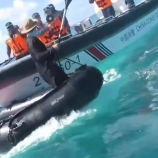 Scontro in mare tra Cina e Filippine, con manganelli e remi nelle acque contese