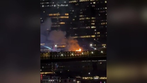 Usa, fiamme sul ponte di Brooklyn durante i fuochi d'artificio del 4 luglio Usa, fiamme sul ponte di Brooklyn durante i fuochi d'artificio del 4 luglio