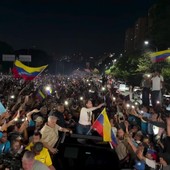 Machado torna in Venezuela dopo un anno di esilio, ad accoglierla una folla oceanica