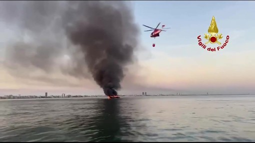 Yacht in fiamme a Jesolo, l'intervento dei vigili del fuoco in elicottero