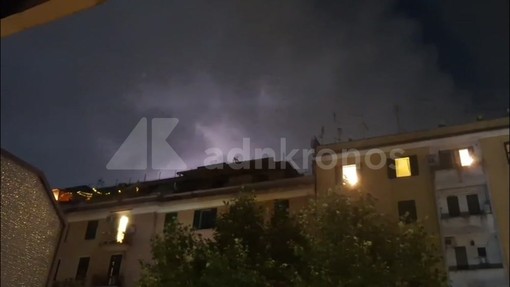 Tempesta di fulmini su Roma, le immagini del cielo illuminato a giorno