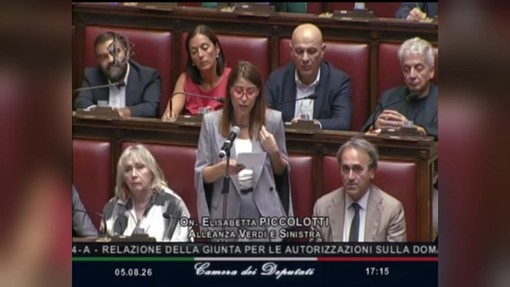 Caso Delmastro, la protesta di Avs alla Camera con le bende sugli occhi Caso Delmastro, la protesta di Avs alla Camera con le bende sugli occhi