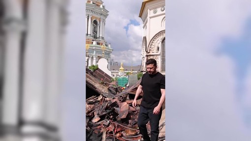 Kiev, Zelensky tra le macerie del monastero colpito: "Attacco deliberato di droni russi"