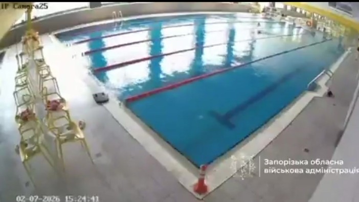 Ucraina, attacco russo su una piscina: l'esplosione nel video delle telecamere di sicurezza