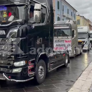 Continua la protesta di autotrasportatori e agricoltori, corteo rumoroso di tir e trattori a Campobasso Continua la protesta di autotrasportatori e agricoltori, corteo rumoroso di tir e trattori a Campobasso