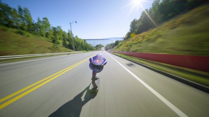 Con lo skateboard a 150 km orari, il record da brividi Con lo skateboard a 150 km orari, il record da brividi