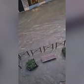 Maltempo in Liguria, a Chiavari auto come gommoni sulle strade