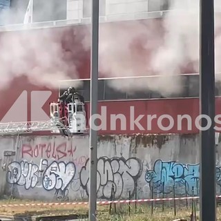 Milano, incendio alla stazione Garibaldi: fumo e uffici evacuati