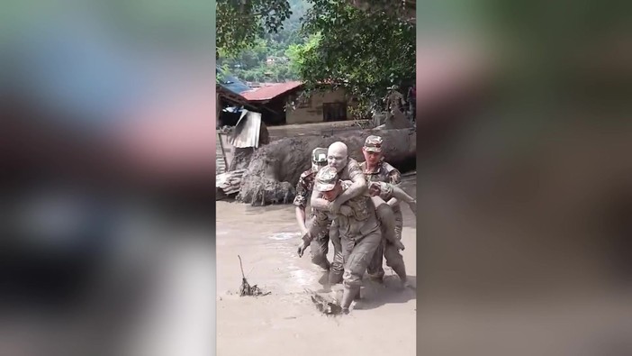 Alluvione in Nepal, l'intervento dei soccorsi per salvare le persone dal fango