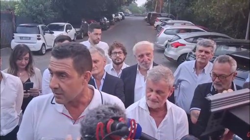 Vannacci a cena con Alemanno: "Meloni può chiamarmi, sono disponibile" Vannacci a cena con Alemanno: "Meloni può chiamarmi, sono disponibile"
