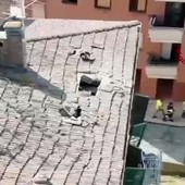 Esplosione all'ultimo piano di un palazzo a Perugia, crolla il tetto