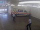 Spari contro fuggitivo al pronto soccorso di Prato, il filmato: dall'attacco con l'estintore alla fuga in manette Spari contro fuggitivo al pronto soccorso di Prato, il filmato: dall'attacco con l'estintore alla fuga in manette