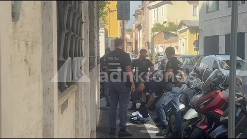 Zaino abbandonato davanti all'Adnkronos, scatta l'allarme bomba Zaino abbandonato davanti all'Adnkronos, scatta l'allarme bomba