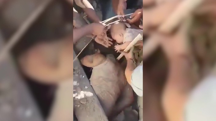Terremoto Colombia, salvati un neonato e sua madre che lo ha protetto dalle macerie
