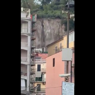 Terremoto a Pozzuoli, la parete di roccia crolla