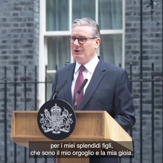Starmer si dimette, la voce rotta sul finale: "Mi dedicherò al lavoro di padre e marito"