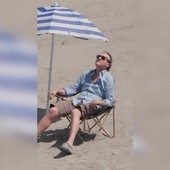 Angelo Bonelli in spiaggia con l'ombrellone...ma è il Po in secca Angelo Bonelli in spiaggia con l'ombrellone...ma è il Po in secca