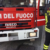 Incidente stradale a Bubbio. I vigili del fuoco estraggono una persona dall'auto finita fuori strada