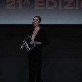 Festa del Cinema, gaffe di Ema Stokholma: "Ho il cuore a mille, come canta Paradiso". Ma la frase è di Calcutta Festa del Cinema, gaffe di Ema Stokholma: "Ho il cuore a mille, come canta Paradiso". Ma la frase è di Calcutta