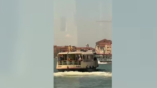 Denunciato giovane a Venezia, sul tetto di un vaporetto per bravata social Denunciato giovane a Venezia, sul tetto di un vaporetto per bravata social
