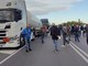 Ex Ilva Taranto, gli operai continuano a bloccare le strade: le immagini della lunga coda sulla statale Ex Ilva Taranto, gli operai continuano a bloccare le strade: le immagini della lunga coda sulla statale
