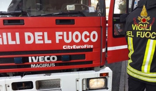 Auto distrutta dalle fiamme in via Pasolini