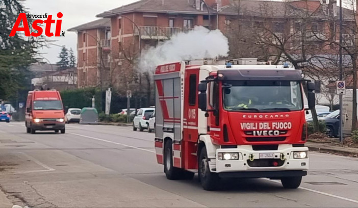 Vasto incendio tetto a Cellarengo: intervento congiunto dei vigili del fuoco di Asti e Torino Vasto incendio tetto a Cellarengo: intervento congiunto dei vigili del fuoco di Asti e Torino