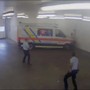 Spari contro fuggitivo al pronto soccorso di Prato, il filmato: dall'attacco con l'estintore alla fuga in manette