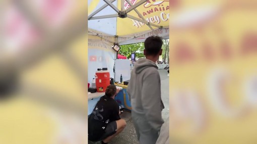 Sparatoria a Seattle, la diretta video del venditore di dolci e la folla in fuga