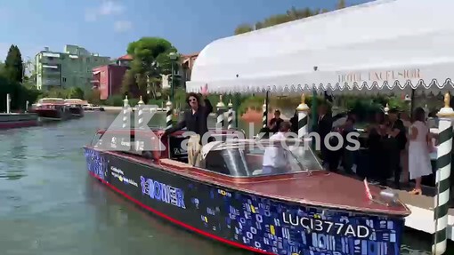 Venezia 83, l'arrivo del co-conduttore Nicolas Maupas tra flash e applausi