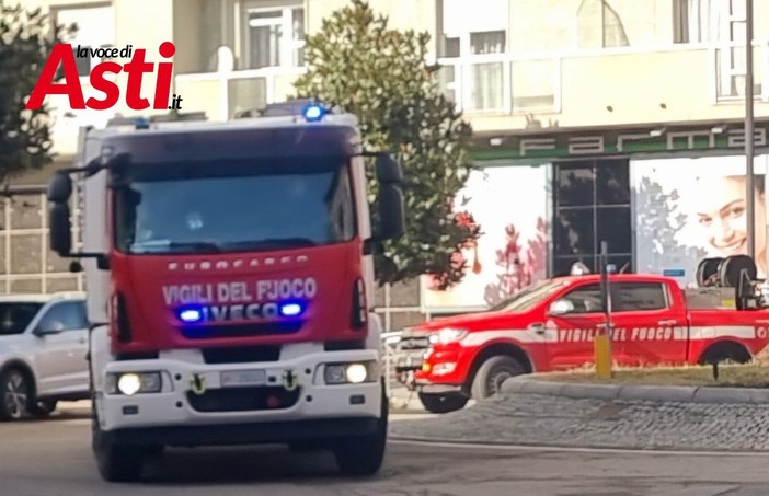Asti, dimentica di &quot;tirare&quot; il freno a mano in garage: donna incastrata