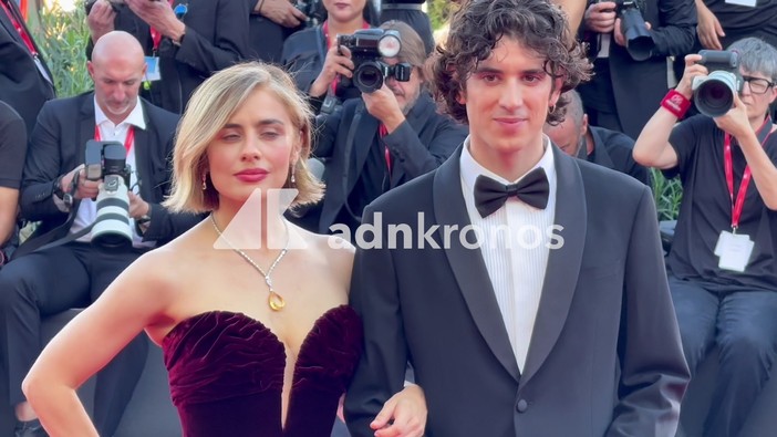 Venezia 83, l'eleganza dei conduttori Greta Scarano e Nicolas Maupas sul primo red carpet