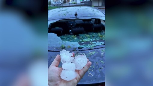 L'auto del comico Cosmin devastata dalla grandine nel bresciano, il video ironico