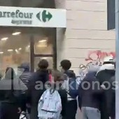 Guerriglia ancora a Milano, assaltato il Carrefour di via Torino