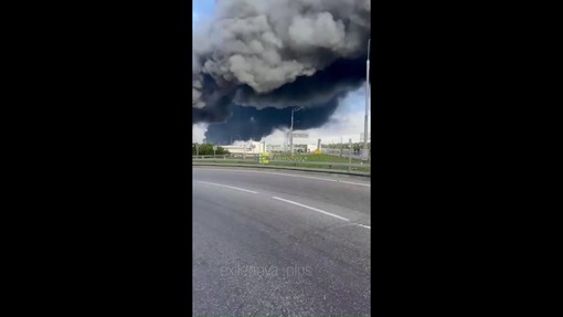 Ucraina colpisce la raffineria di Mosca, l'attacco con droni tra le auto