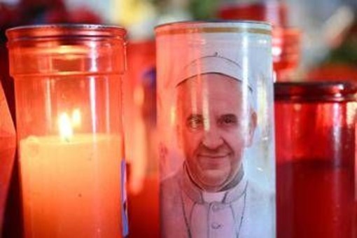 Papa Francesco, Vaticano: &quot;Stazionario, ma la prognosi resta riservata&quot;