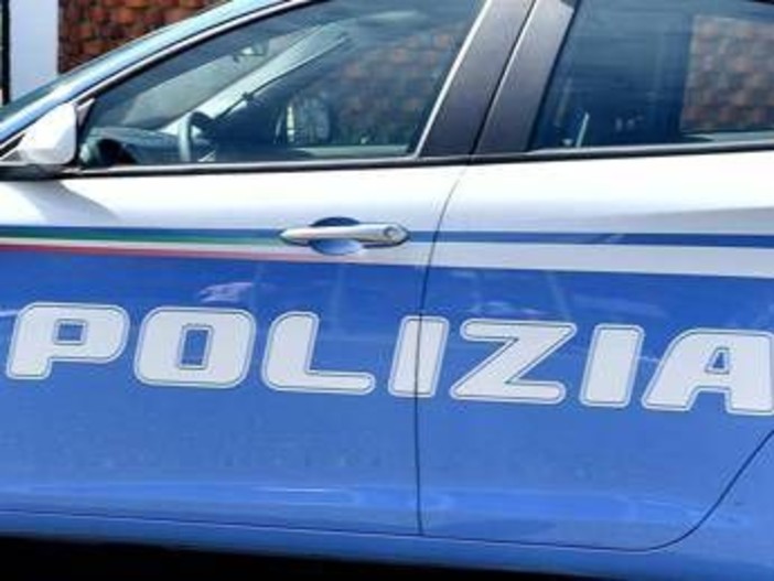 Speronano l'auto e tentano la rapina, le vittime sono poliziotti: due arresti a Napoli Speronano l'auto e tentano la rapina, le vittime sono poliziotti: due arresti a Napoli