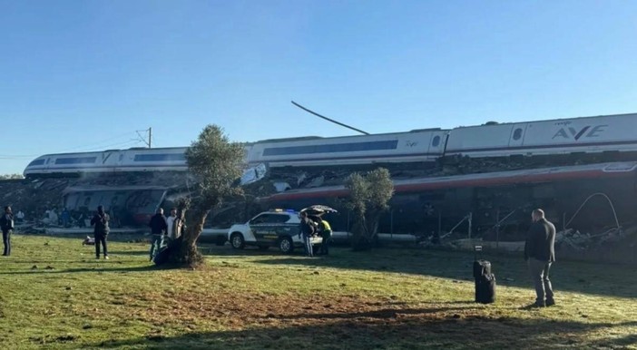Scontro tra due treni dell’Alta velocità in Spagna, decine di vittime