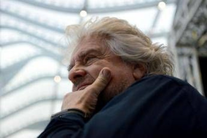 Beppe Grillo, il ritorno sul blog : "Politici? Come zombie nei palazzi" Beppe Grillo, il ritorno sul blog : "Politici? Come zombie nei palazzi"