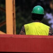 Lavora sul balcone e precipita dal quarto piano di una palazzina ad Ercolano, morto operaio 54enne
