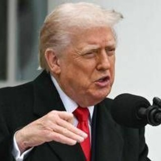 Trump cancella Biden: &quot;Non c'è la sua firma sugli atti, annullo tutto&quot;