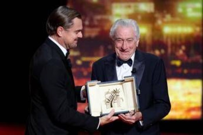 Cannes, DiCaprio consegna Palma d'Oro a De Niro: &quot;Ha ispirato tutti noi&quot;