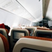 Invasione di zanzare sul volo Milano-Alicante, passeggeri costretti a cambiare aereo