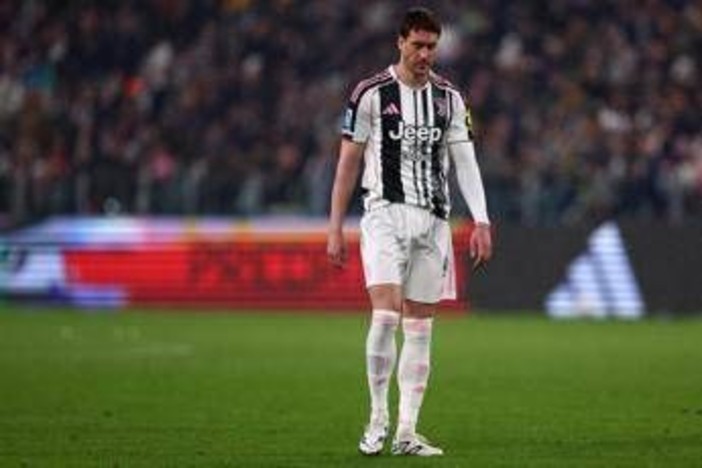 Juve, non c'è pace per Vlahovic: nuovo infortunio per l'attaccante Juve, non c'è pace per Vlahovic: nuovo infortunio per l'attaccante